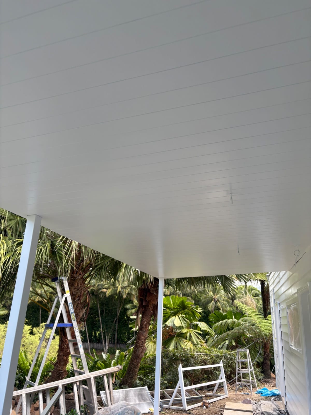 Interior and exterior spray repaint of a low-set weatherboard home in Redlynch Valley