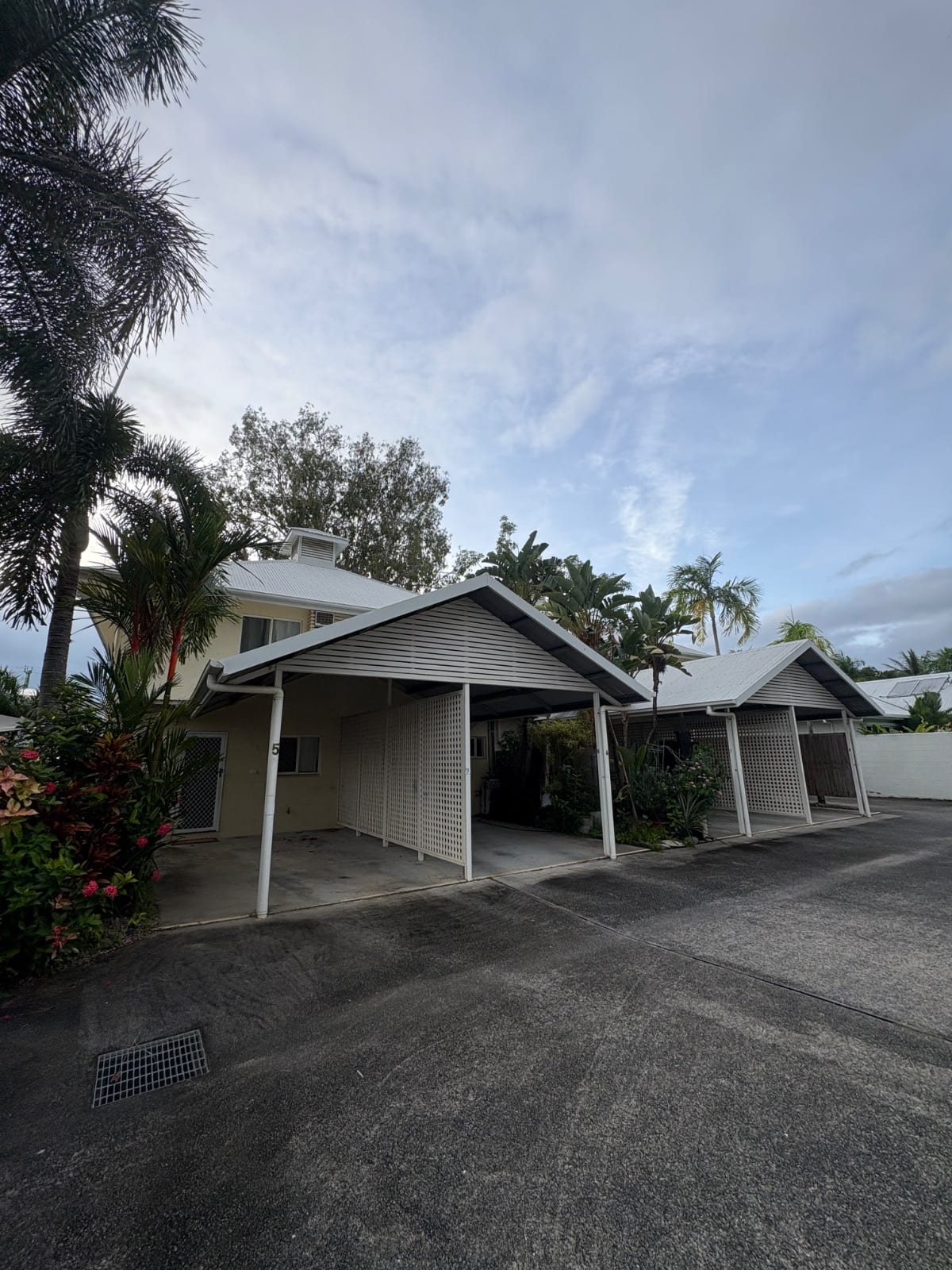 Before shot of a strata townhouse complex in Palm Cove ahead of the external wash down and repaint